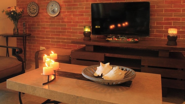 Deluxe-Villa | Wohnbereich | 32-Zoll-Flachbildfernseher mit Satellitenempfang, Fernseher