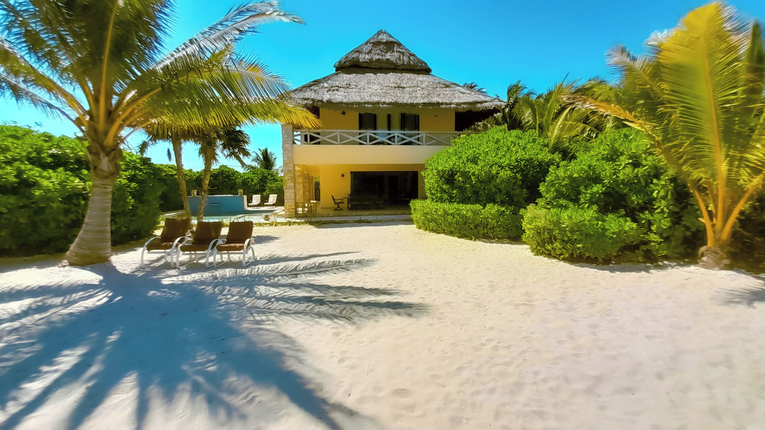 Vista frontal de la propiedad