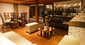 Kamar Double Klasik | Ruang keluarga | Televisi 32-inci dengan saluran TV digital