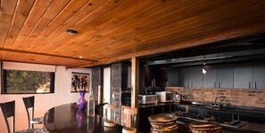 Classic Double Room | Living area | 32-inch TV with digital channels - Hostal San Rafael La Calera (La Calera)