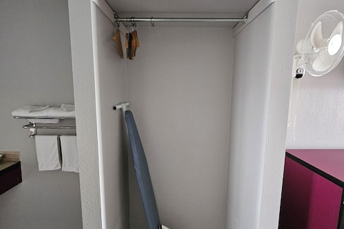Iron/ironing board