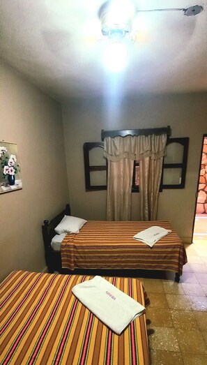Down duvets, individually furnished, free WiFi, bed sheets - Hotel Rosalila (Copan Ruinas)