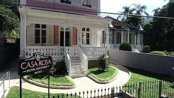 Vista frontal de la propiedad