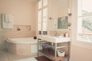 Hair dryer, bathrobes, towels, soap - Casa Rosa Hotel Boutique (Petrópolis)