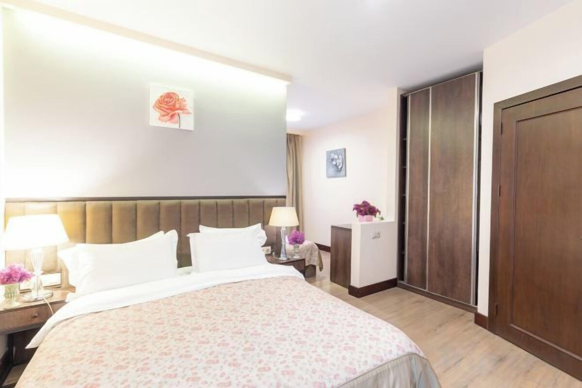 Hochwertige Bettwaren, Betten mit Memory-Foam-Matratzen, Minibar