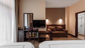 Phòng 4 dành cho gia đình, nhiều giường, không hút thuốc, quang cảnh vườn | Bộ đồ giường cao cấp, nệm cao su hoạt tính (memory foam), minibar 