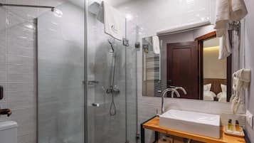 Deluxe Double or Twin Room | Bathroom | Shower, free toiletries, hair dryer, bathrobes