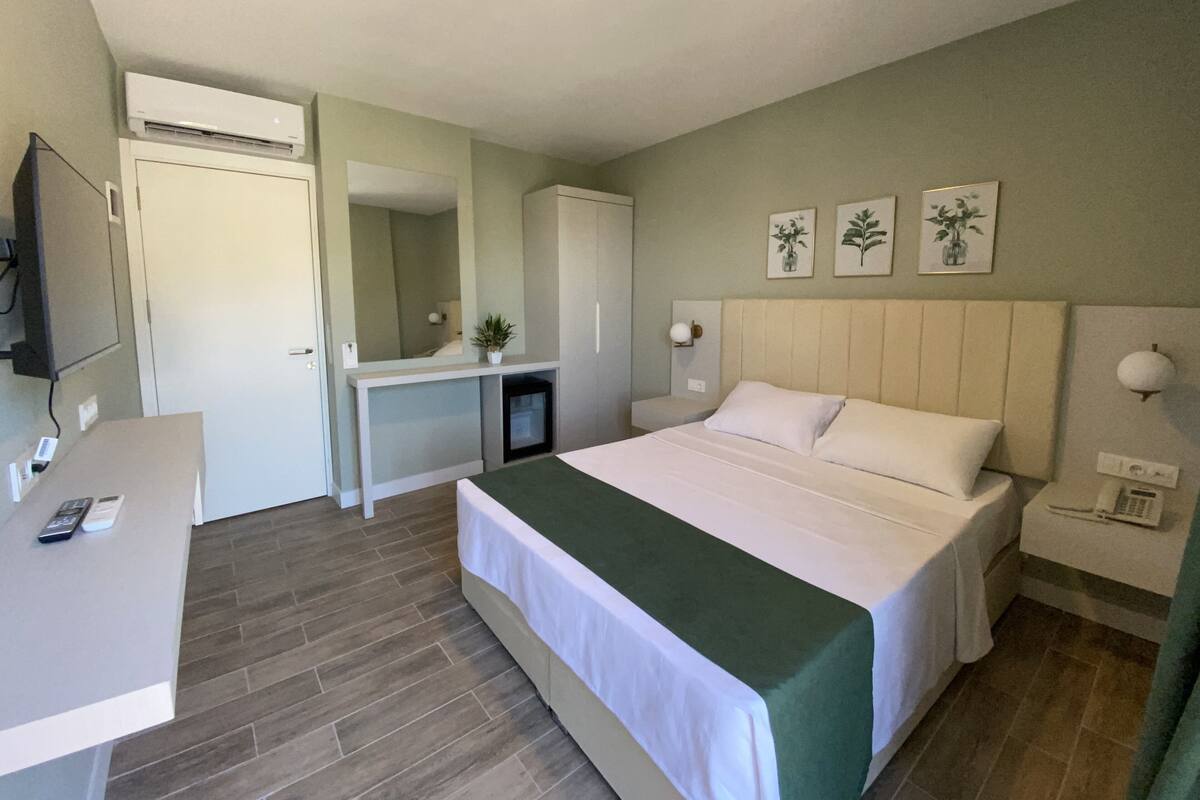 Premium bedding, minibar, desk, laptop workspace