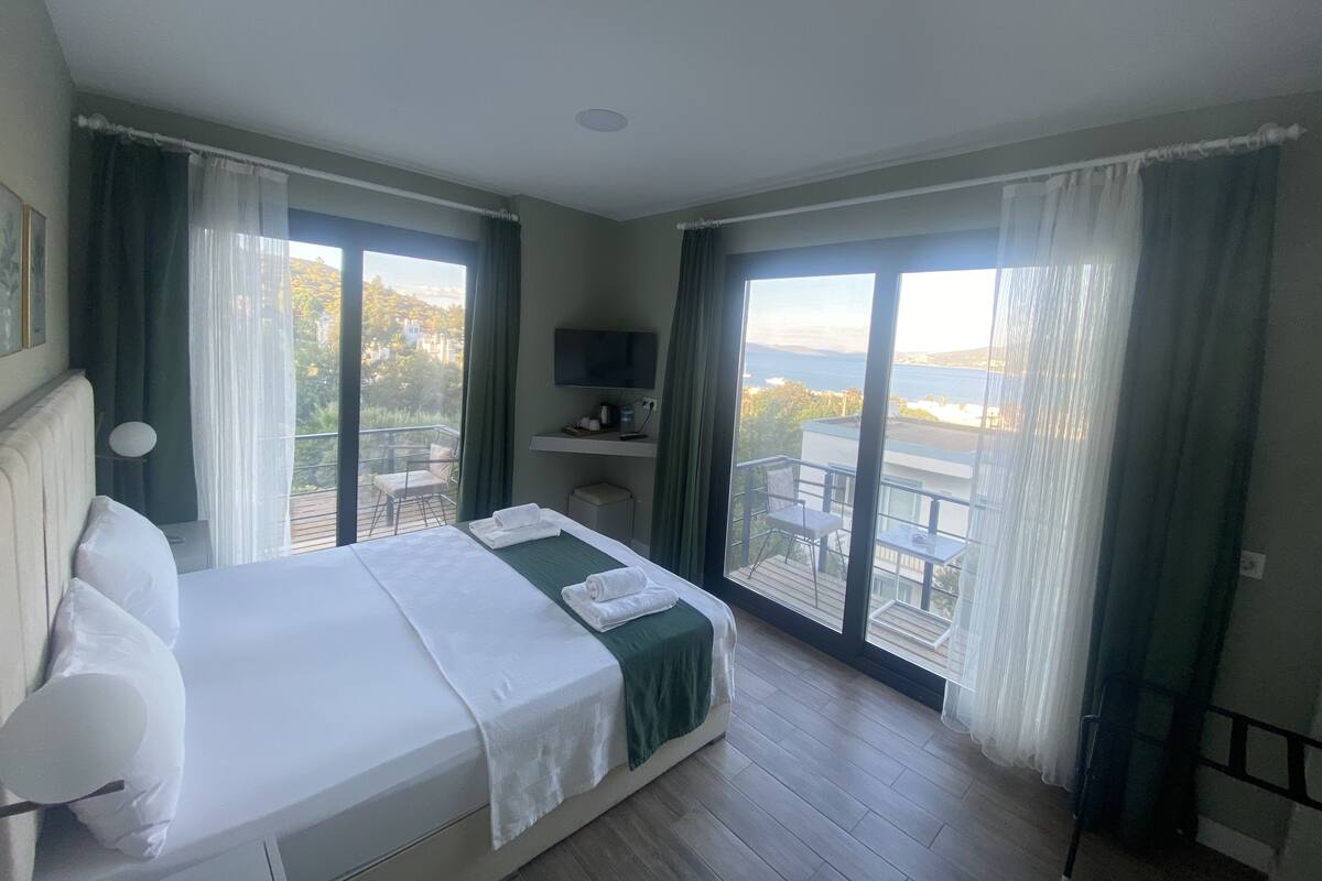 Premium bedding, minibar, desk, laptop workspace