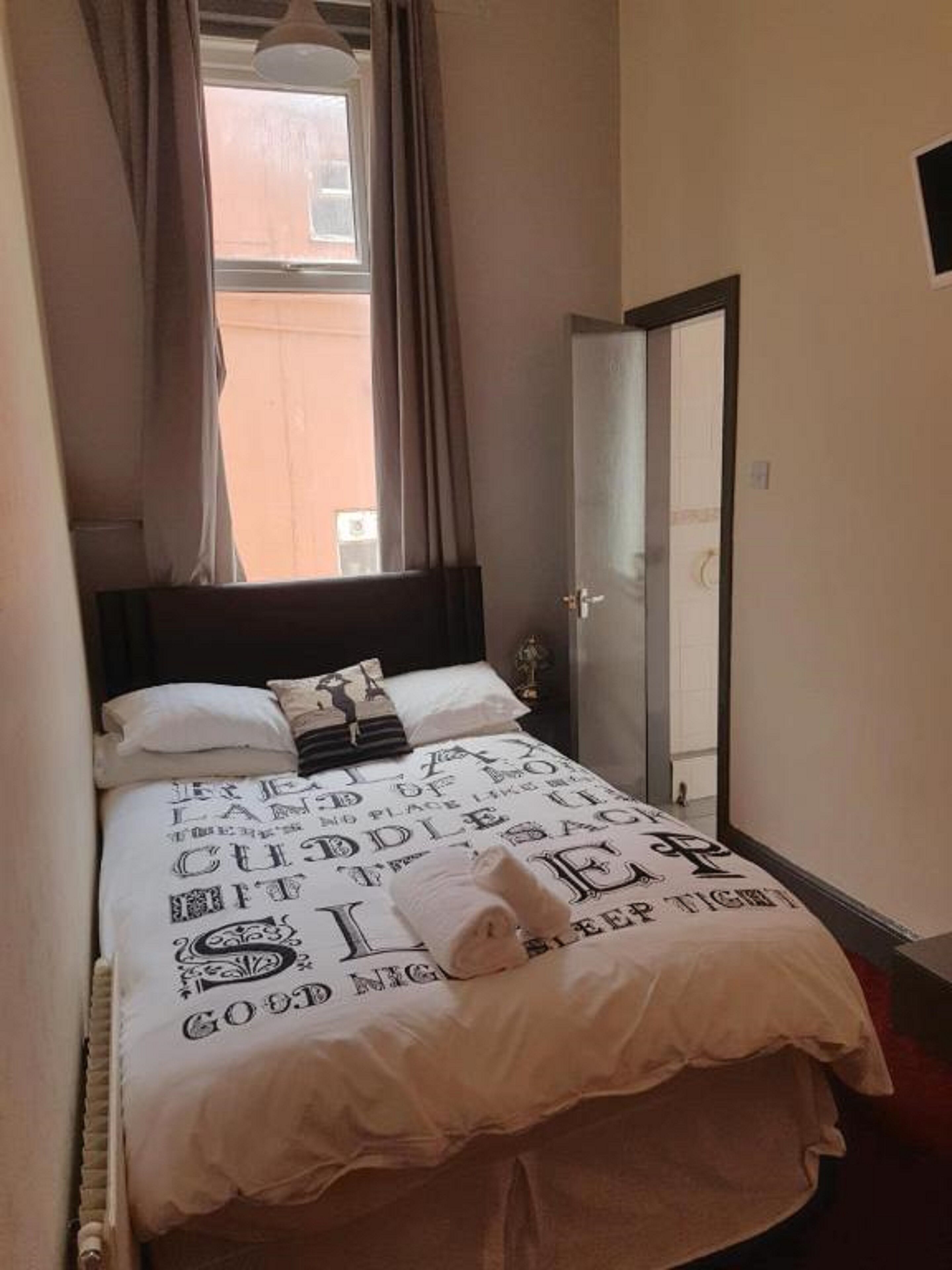 standard double room, 1 double bed | desk, bed sheets
