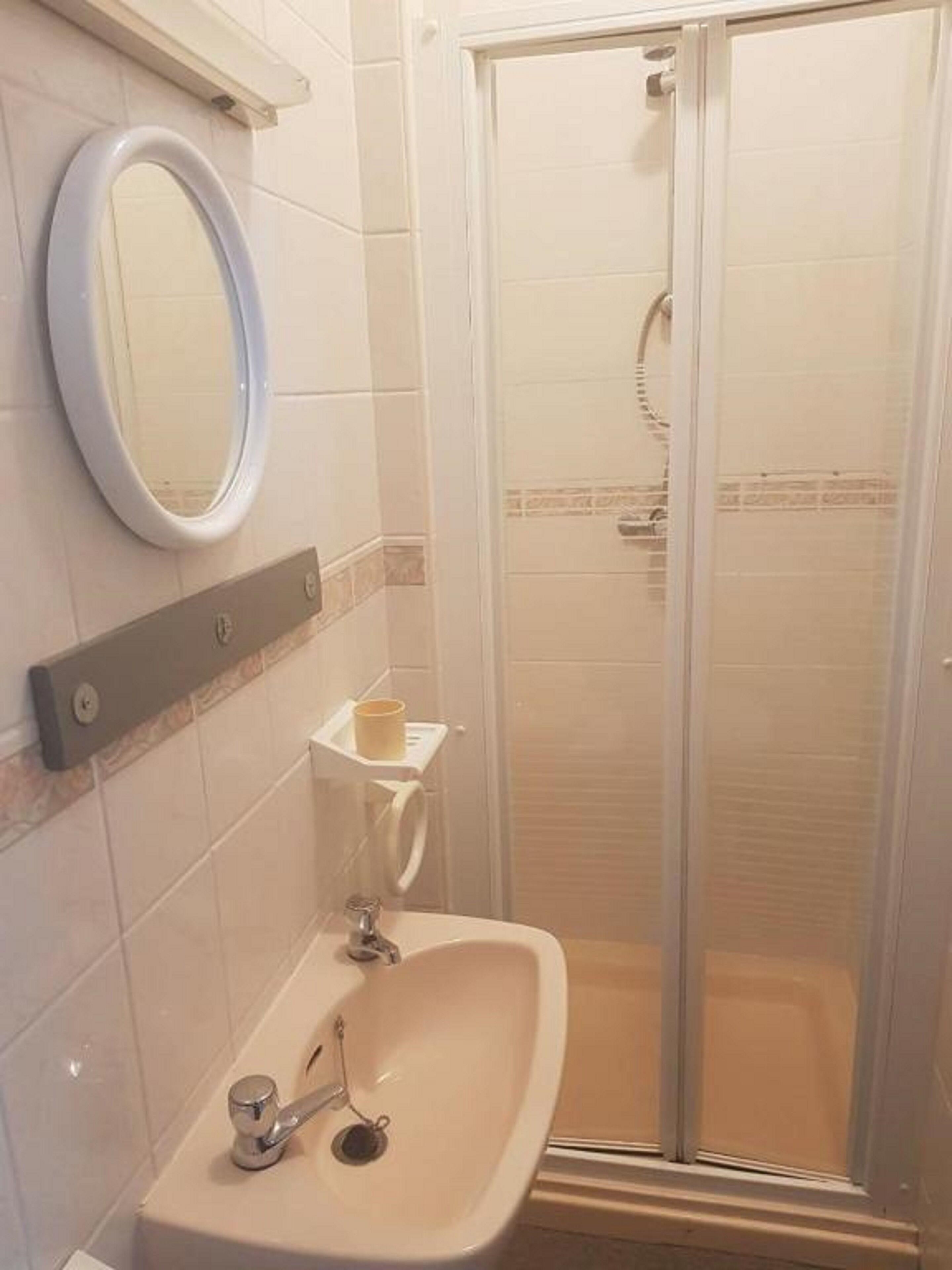 standard double room, 1 double bed | bathroom | shower, towels, toilet paper