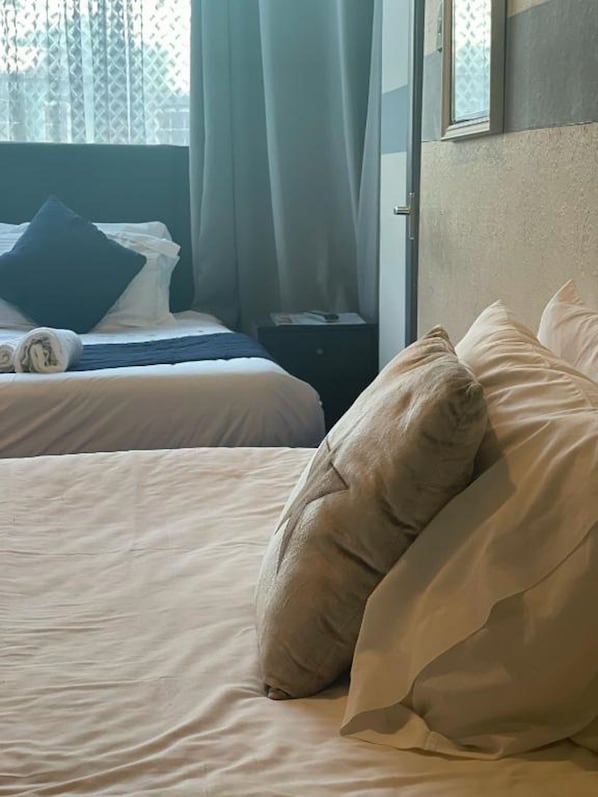 Standard-Dreibettzimmer, Mehrere Betten | Schreibtisch, Bettwäsche