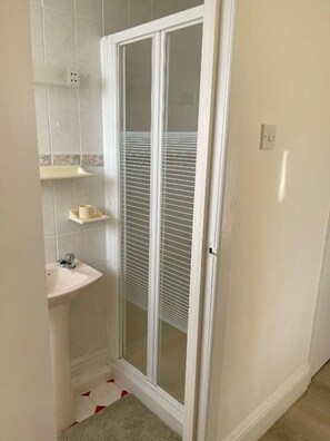 Superior Double Room, 1 Double Bed | Bathroom | Shower, towels, toilet paper - OYO Binglea Hotel (Blackpool)