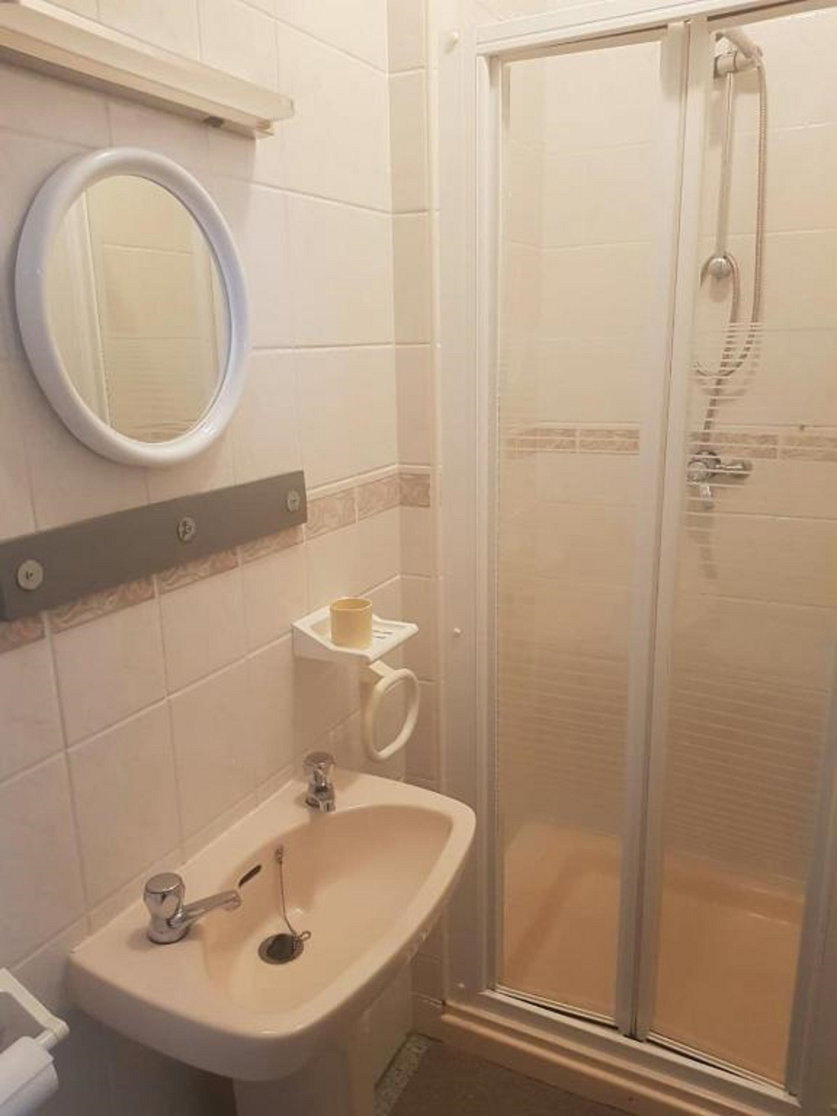 standard twin room, 2 single beds | bathroom | shower, towels, toilet paper