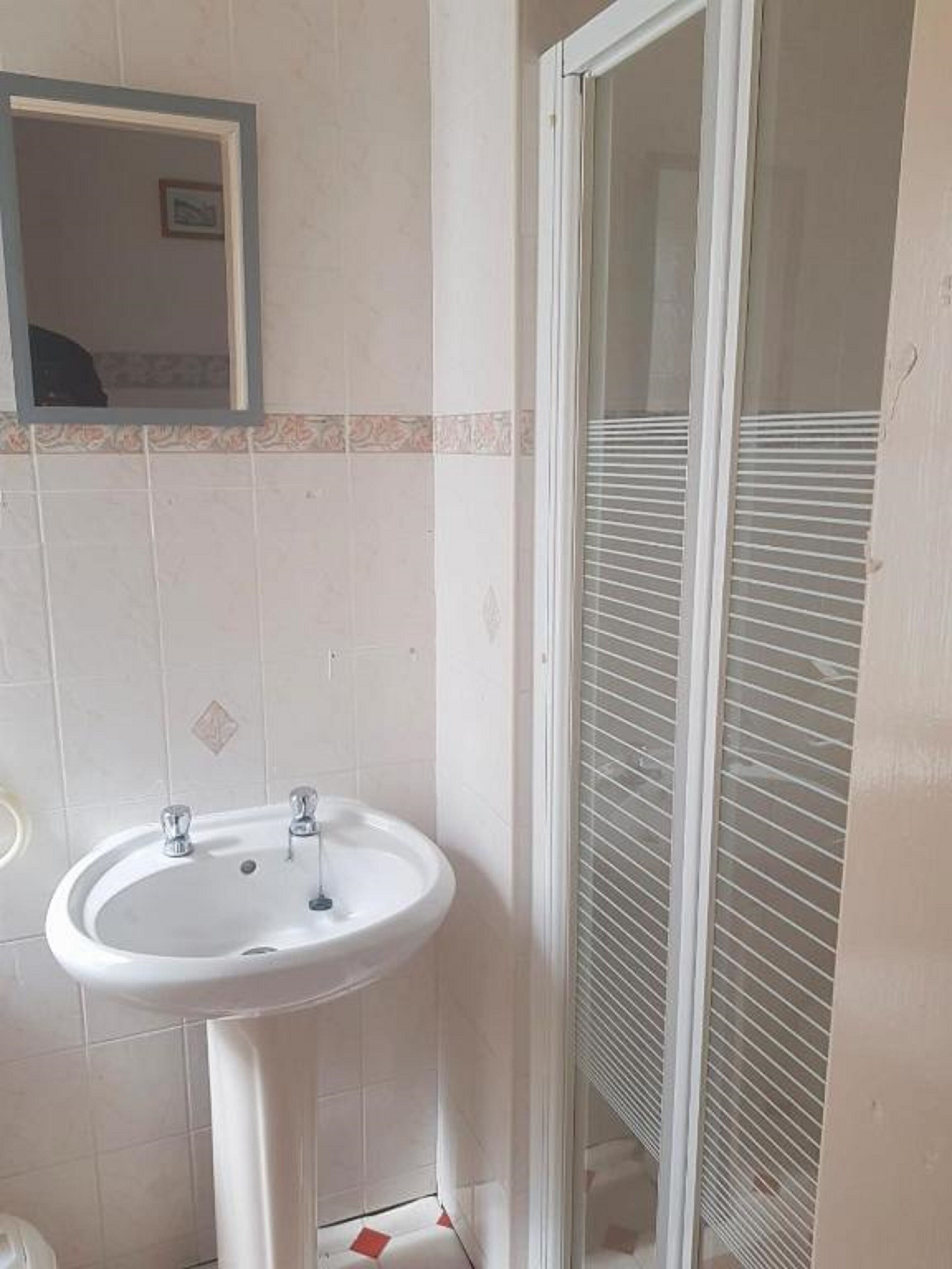 standard single room, 1 single bed | bathroom | shower, towels, toilet paper