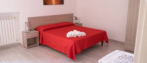 Quadruple Room | Desk, cots/infant beds, free WiFi, bed sheets