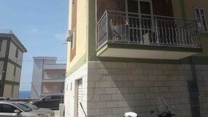 Un immeuble à plusieurs étages doté d’un balcon au deuxième étage.