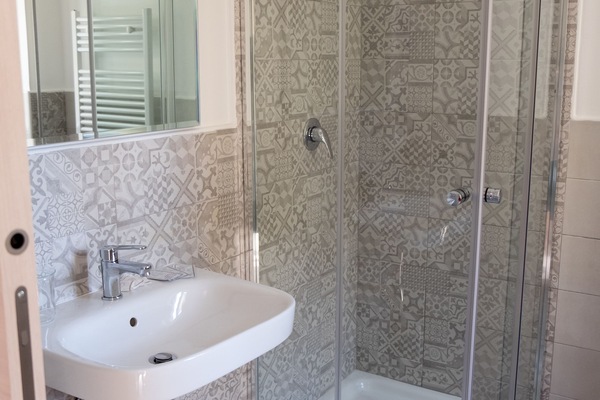 Quadruple Room | Bathroom | Shower, rainfall showerhead, free toiletries, hair dryer