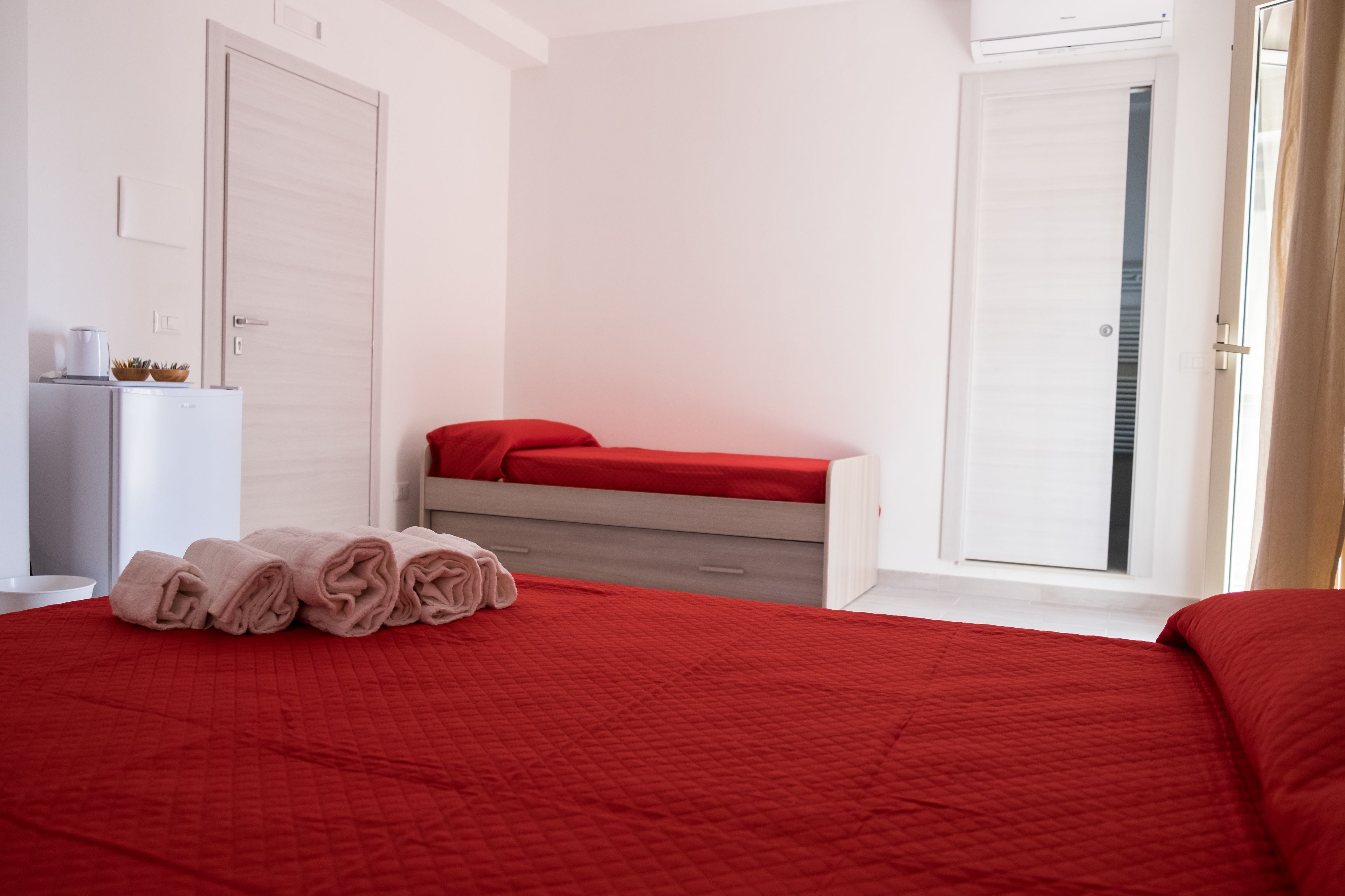 Vierpersoonskamer | Een bureau, babybedden, gratis wifi, beddengoed