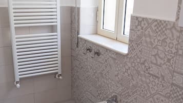 Vierbettzimmer | Badezimmer | Dusche, Regendusche, kostenlose Toilettenartikel, Haartrockner