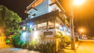 Fachada da propriedade à noite