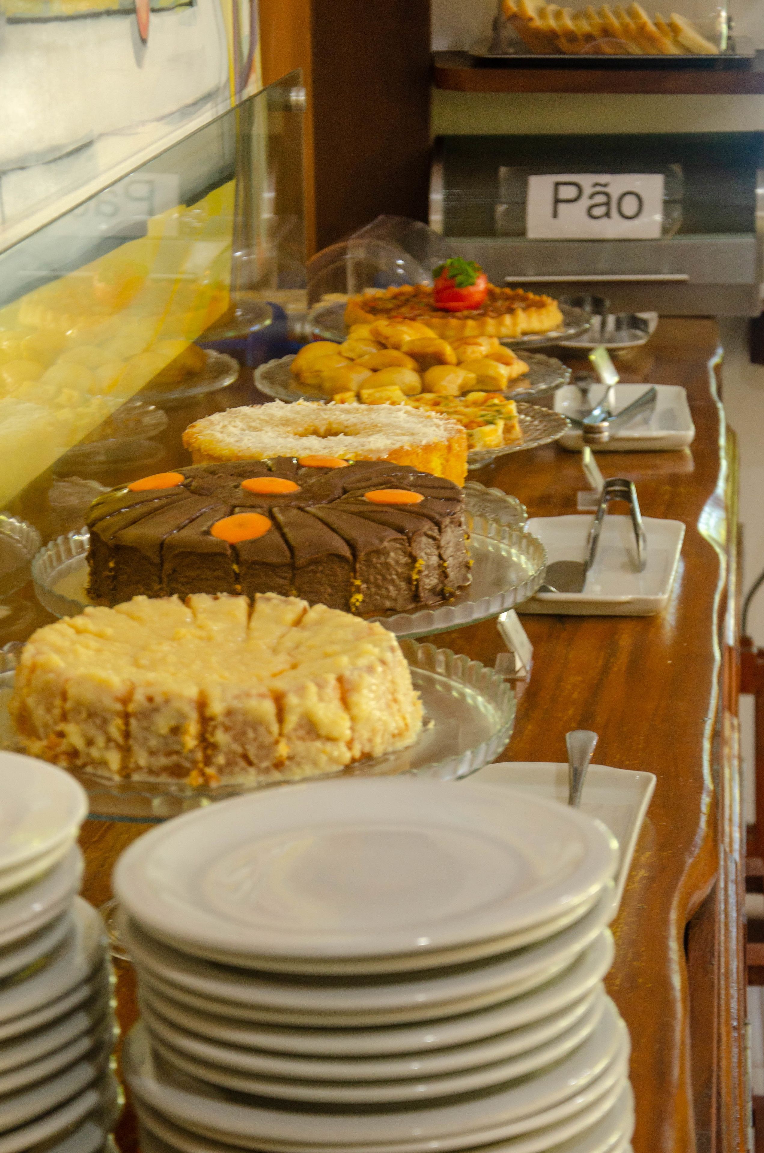 Ein Buffet mit verschiedenen Desserts und einem Schild mit der Aufschrift "Pão".
