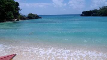 Beach nearby, white sand, 5 beach bars