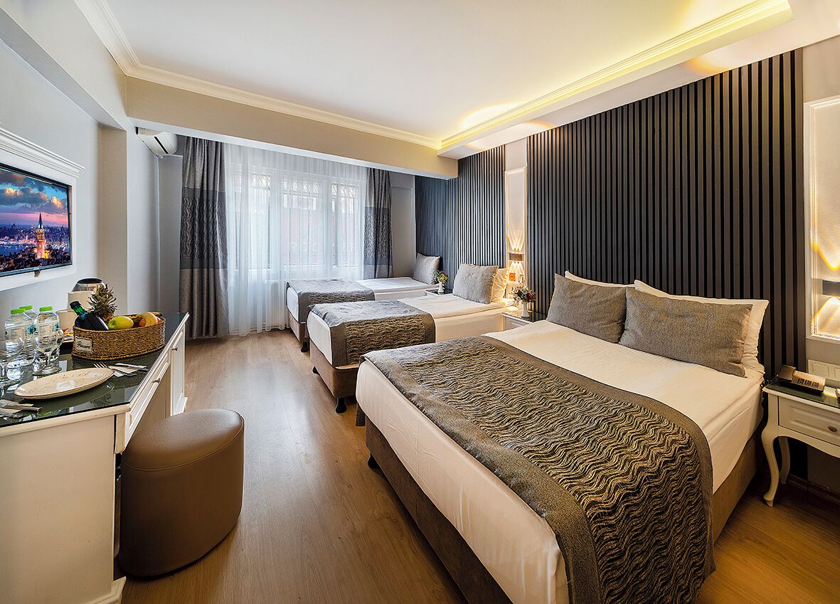 Chambre Triple Économique, vue cour intérieure | Literie de qualité supérieure, minibar, coffres-forts dans les chambres