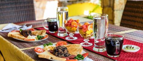 Bao gồm bữa sáng đặc sản địa phương hàng ngày