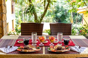 Petit déjeuner composé de spécialités régionales compris tous les jours