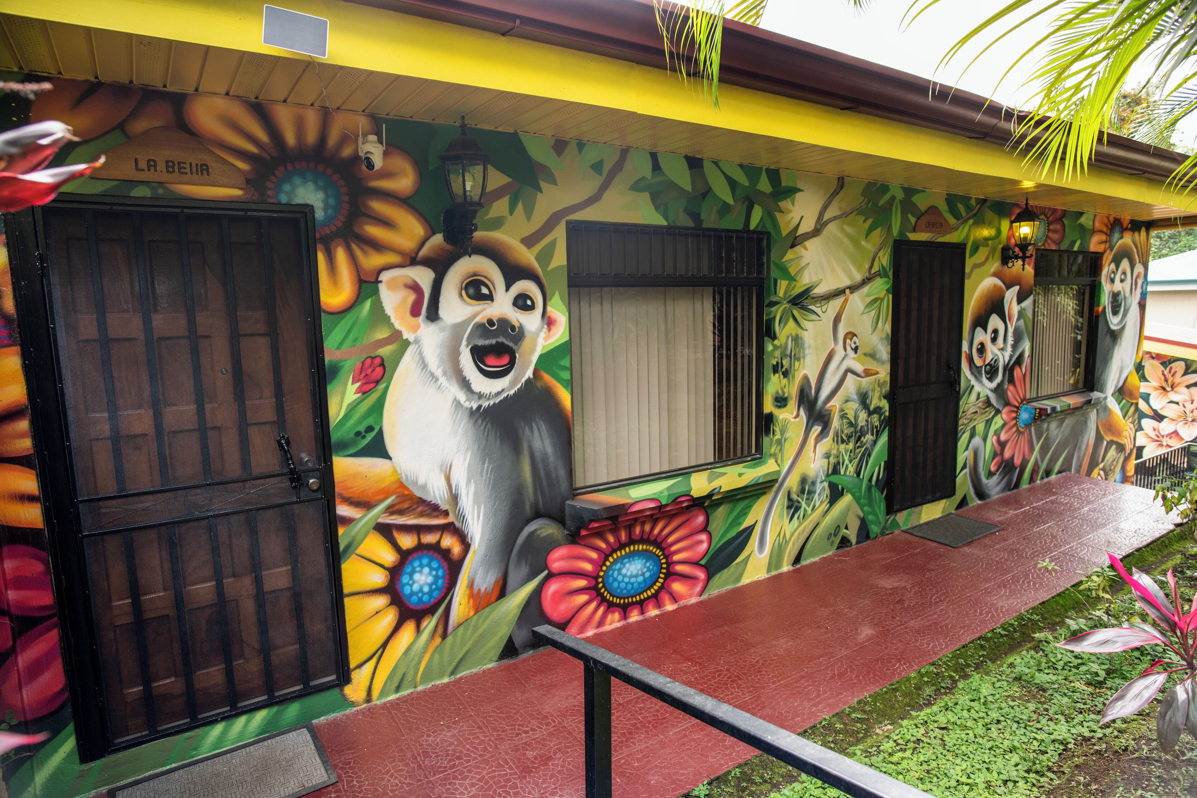 Caja de seguridad en la habitación y decoración personalizada 