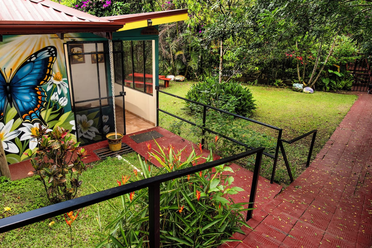 Honeymoon cottage | Een kluis op de kamer, een laptopwerkplek, verduisterende gordijnen