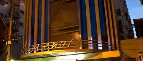 Fachada de la propiedad por la tarde o noche