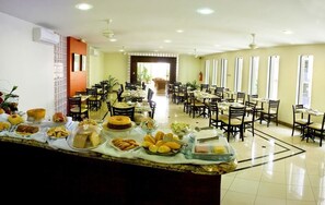 Café da manhã com buffet grátis todos os dias