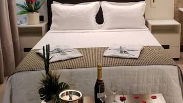 Roupas de cama premium, frigobar, espaço de trabalho para notebook