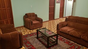 24-inch LED TV with cable channels, TV - Hotel Santusa (Villazon)