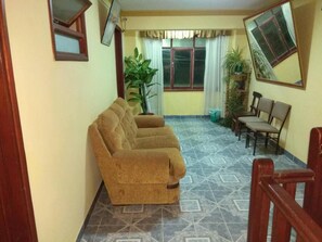 24-inch LED TV with cable channels, TV - Hotel Santusa (Villazon)