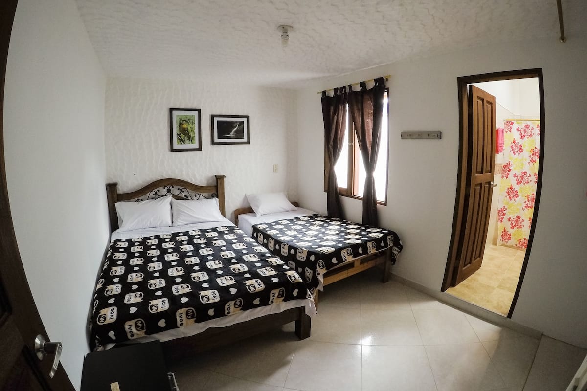 Basic Double Room | Laptop workspace, bed sheets
