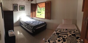 Laptop workspace, bed sheets - Fami Hotel Vive Jardin - Hostel (Jardin)