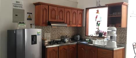 Grand réfrigérateur, plaque de cuisson