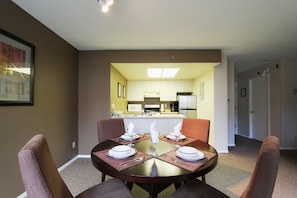 Standard Condo, 1 Bedroom, Ground Floor | In-room dining
