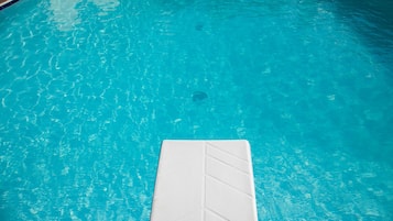 Piscine extérieure (ouverte en saison), parasols de plage