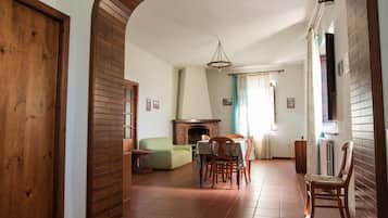 Apartment, 2 Schlafzimmer, 2 Bäder | Wohnbereich | Flachbildfernseher