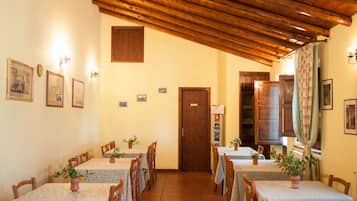 Desayuno con opciones de la cocina local todos los días (con cargo)