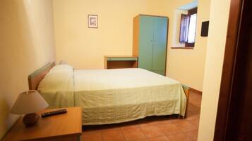 Double Room, 1 Bedroom | Desk, iron/ironing board, bed sheets, wheelchair access
