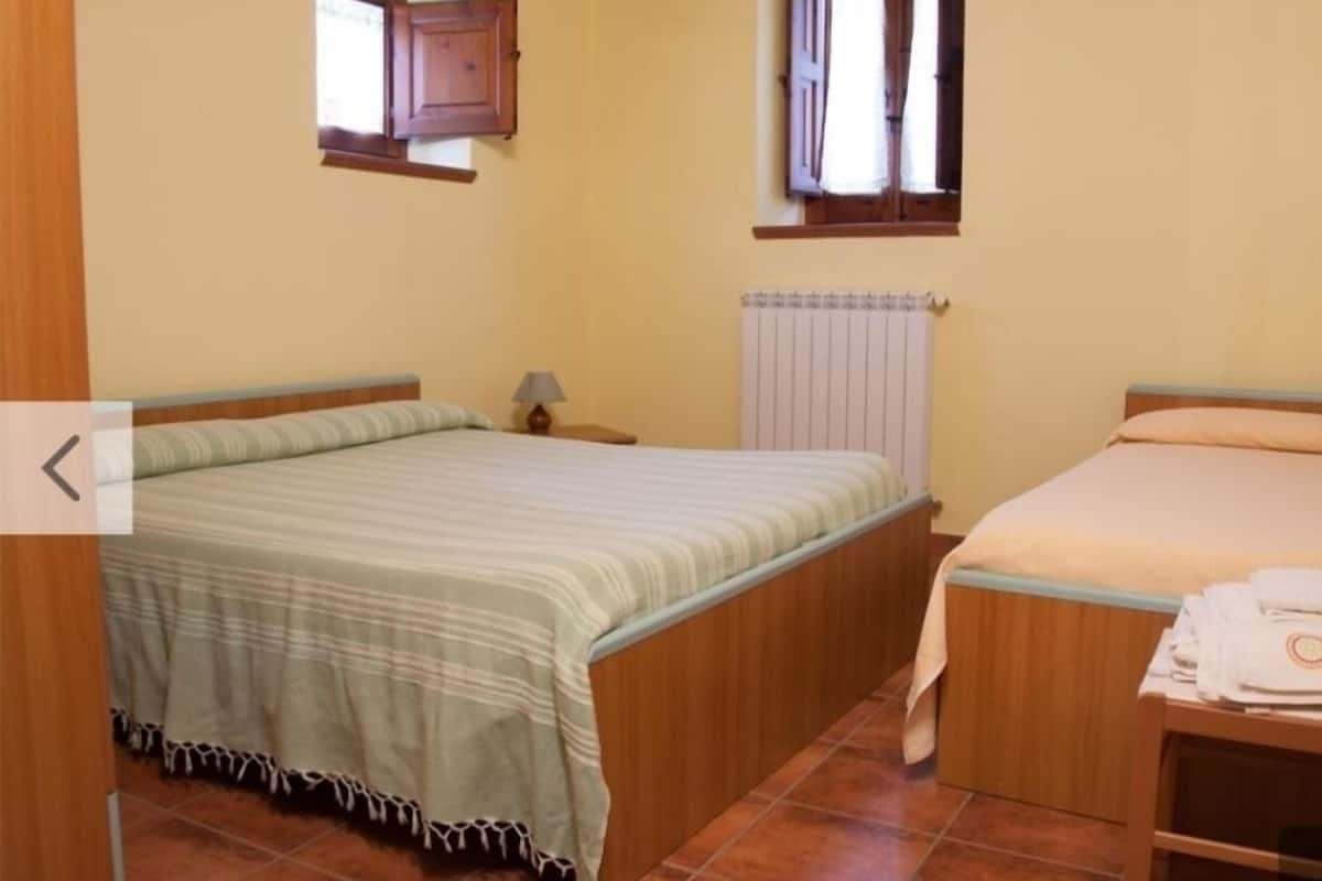 Una scrivania, ferro/asse da stiro, lenzuola, accesso in sedia a rotelle