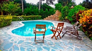 Outdoor pool, open 9:00 AM to 10:00 PM, pool umbrellas, sun loungers - Hotel del Campo (Quimbaya)