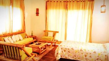 Junior Suite, 1 Queen Bed | Living area