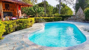 Outdoor pool, open 9:00 AM to 10:00 PM, pool umbrellas, sun loungers - Hotel del Campo (Quimbaya)