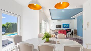 Villa, 5 habitaciones | Sala de estar | Televisión de pantalla plana